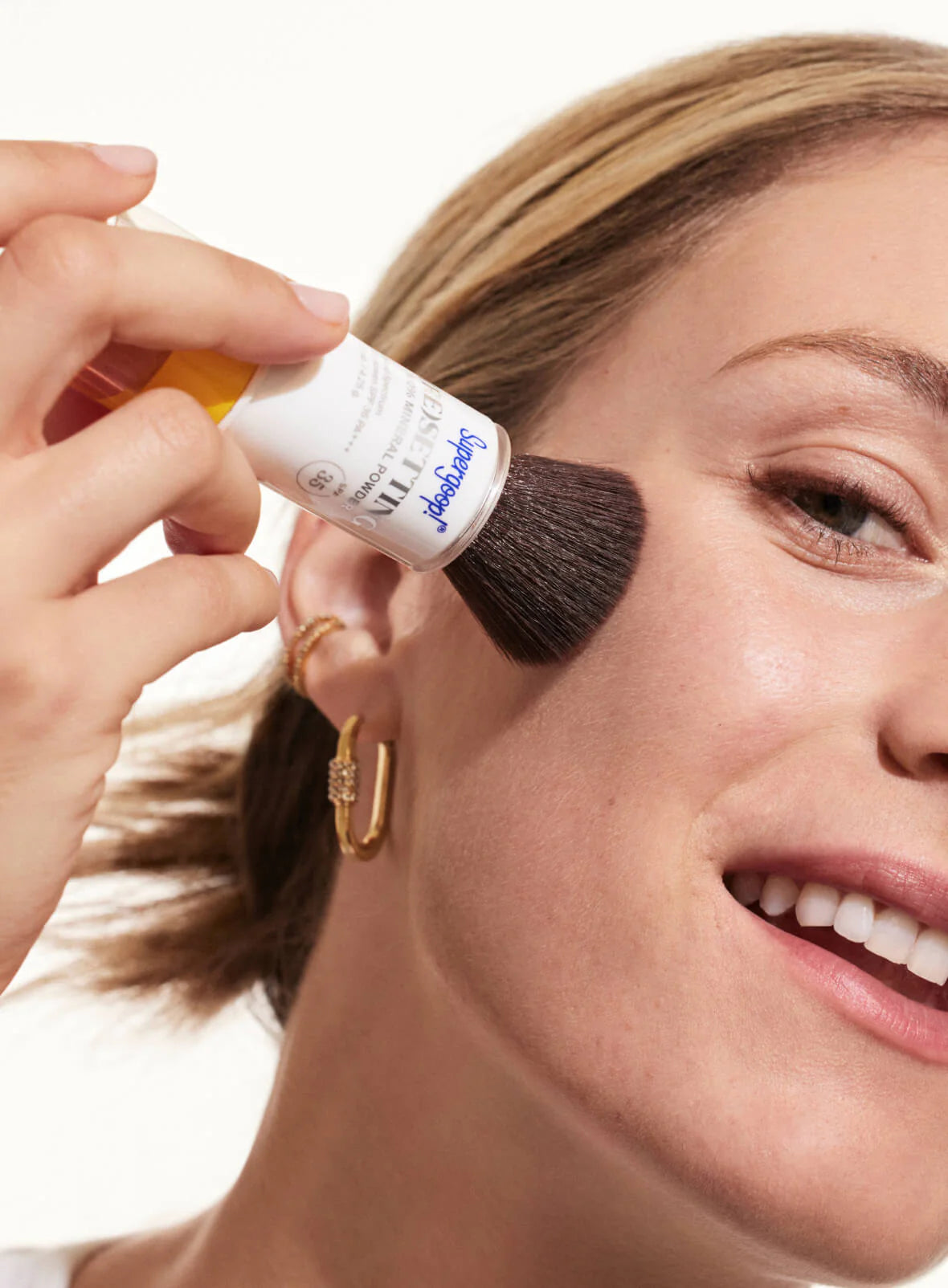 bd69ad2aceb808791e10c6db7846e568_7735f9d8-e0b7-4877-9137-6db6da86b833.jpg supergoop (Re)setting Mineral Powder SPF 35 - Image 5